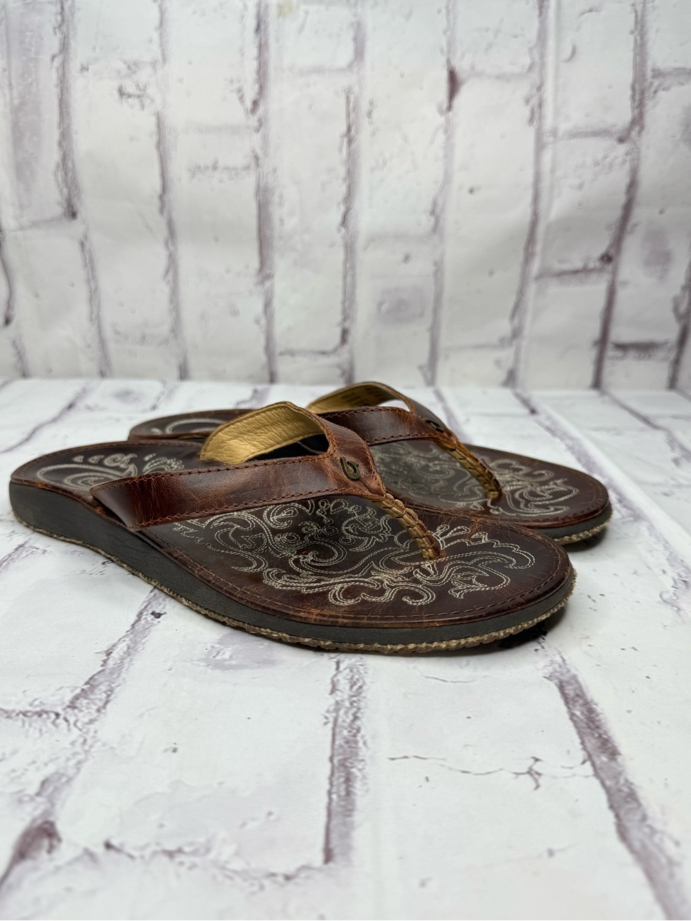 OLUKAI Womens Paniolo Flip Flop Sandals Size 8 Brown Leather Embroidered Beach